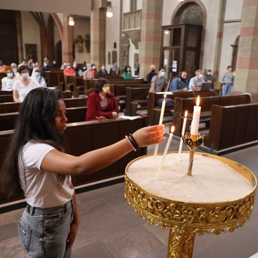 Bei einem ökumenischen Gebet in der Würzburger Marienkapelle am Weltflüchtlingstag, 20. Juni, wurde der Menschen gedacht, die im vergangenen Jahr auf der Flucht ihr Leben verloren. Unter anderem wurden für sie Kerzen entzündet. 