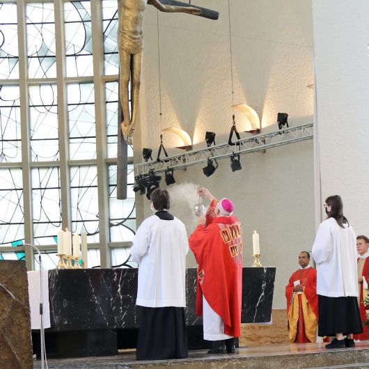 Weihbischof Ulrich Boom feierte am Donnerstag, 9. Juli, einen Kiliani- Pontifikalgottesdienst in der Schweinfurter Pfarrkirche Sankt Kilian.