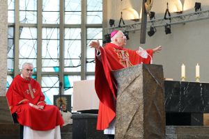 Weihbischof Ulrich Boom feierte am Donnerstag, 9. Juli, einen Kiliani- Pontifikalgottesdienst in der Schweinfurter Pfarrkirche Sankt Kilian. Links Pfarrer Joachim Morgenroth.