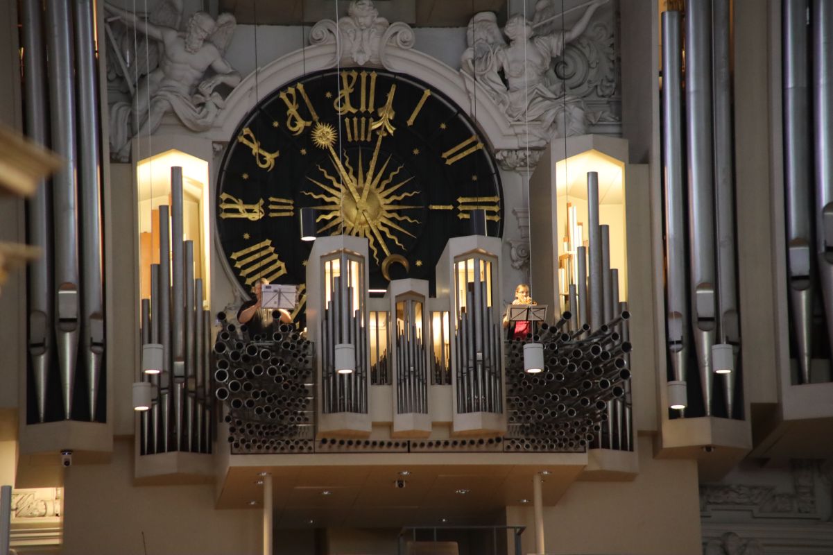 Mit Orgel- und Trompetenklängen wurde der Pontifikalgottesdienst zum Jubiläum der Mitarbeitervertretung (MAV) im Bistum Würzburg am Montag, 13. Juli, eröffnet. 
