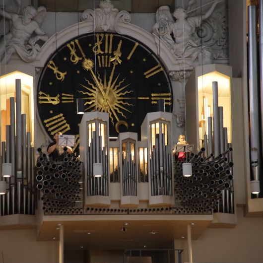 Mit Orgel- und Trompetenklängen wurde der Pontifikalgottesdienst zum Jubiläum der Mitarbeitervertretung (MAV) im Bistum Würzburg am Montag, 13. Juli, eröffnet. 