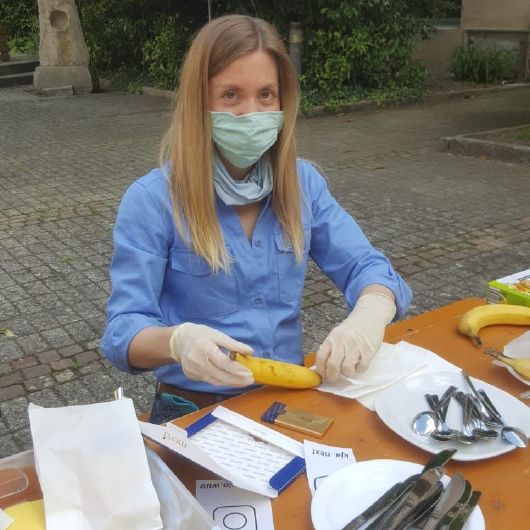 Diözesankuratin Julia Stöhr von der Pfadfinderinnenschaft Sankt Georg bereitet die Schokobananen für das Lagerfeuer vor. 