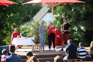 Im Garten des Jugendhauses Sankt Kilian in Miltenberg feierte Weihbischof Ulrich Boom einen Jugendgottesdienst mit rund 120 Kindern, Jugendlichen und Erwachsenen.