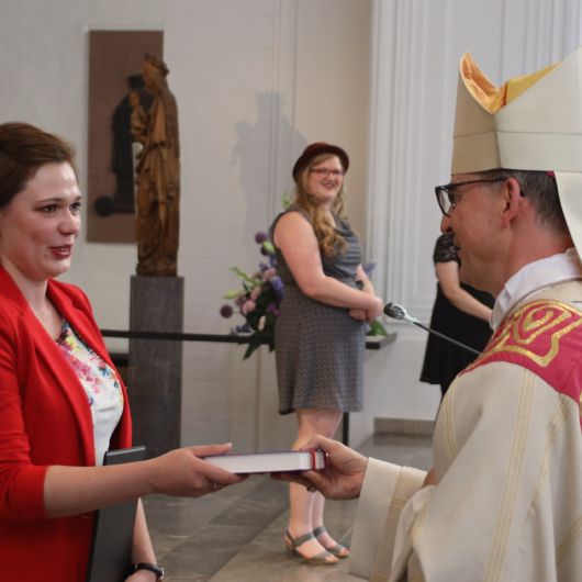 Bei einem Gottesdienst im Kiliansdom hat Bischof Dr. Franz Jung am Freitagabend, 17. Juli,  Hanna Lutz-Hartmann als Gemeindereferentin beauftragt.