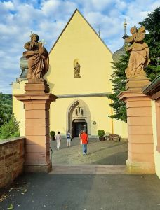 Das Seelsorgeteam der Wallfahrtskirche "Maria im Grünen Tal" freut sich auf alle Pilger, die unter Beachtung der Schutzmaßnahmen eine Wallfahrt unternehmen.