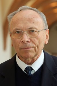 Studiendirektor a. D. Josef Öhrlein.