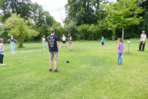 Freizeitspaß trotz Abstand: Eine Spielrunde beim Sommerprogramm des Projekts Jugendtreff auf dem Aschaffenburger Freiraum Rosenberg.