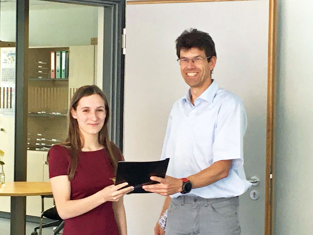 Michael Seufert, Leiter der Abteilung Informationstechnologie (IT) der Diözese Würzburg, überreicht Luisa Fiore das Abschlusszeugnis als Fachinformatikerin.