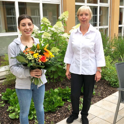Gioia Contavalle (links) hat ihre Ausbildung als Hauswirtschafterin im Tagungszentrum Schmerlenbach abgeschlossen.  Neben ihr Ausbilderin Alexandra Büttner.