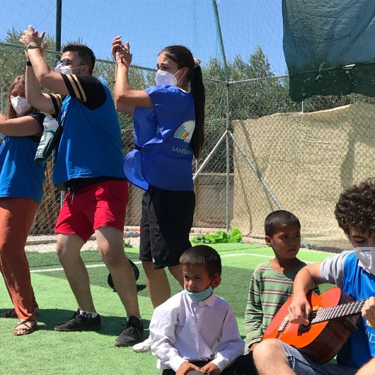 Mit Musik und Action bringen die jungen Helfer von Sant'Egidio Abwechslung in den tristen Lageralltag auf Lesbos. 
