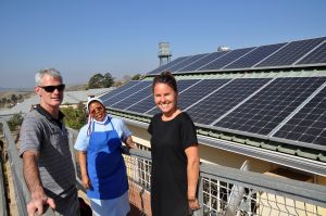 Freuen sich über die neue Solaranlage, die dank Spenden aus Deutschland im Kinderheim Sankt Joseph in Südafrika installiert wurde (von rechts): Julia Scharnagl, Schwester Assumpta Hadebe und Gary Upfold, Inhaber der Firma Valleytec.