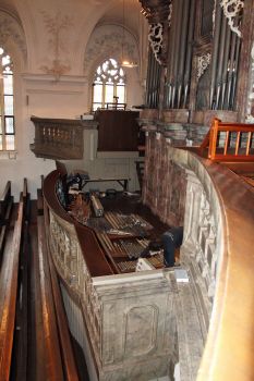 Nach dem Rückbau der alten Orgel klafft auf der Empore der Pfarrkirche Sankt Bartholomäus eine Lücke. 