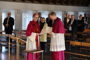 Bischof Dr. Franz Jung hat Domdekan Dr. Jürgen Vorndran die Ernennungsurkunde übergeben.