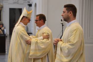 Bei einem Pontifikalgottesdienst am Samstag, 26. September, hat Bischof Dr. Franz Jung (links) im Würzburger Kiliansdom Benjamin Schimmer (Mitte) und Manuel Thomas zu Diakonen geweiht. 