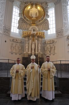 Bei einem Pontifikalgottesdienst am Samstag, 26. September, hat Bischof Dr. Franz Jung (Mitte) im Würzburger Kiliansdom Benjamin Schimmer (links) und Manuel Thomas zu Diakonen geweiht. 