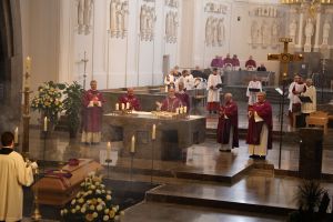Im Anschluss an ein feierliches Pontifikalrequiem mit Bischof Dr. Franz Jung im Kiliansdom ist Domkapitular em. Prälat Hartmut Wahl am Freitag, 9. Oktober, im Domkreuzgang beigesetzt worden. 