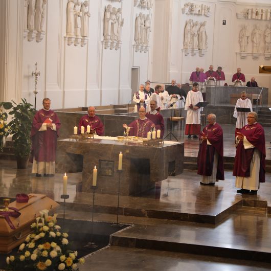 Im Anschluss an ein feierliches Pontifikalrequiem mit Bischof Dr. Franz Jung im Kiliansdom ist Domkapitular em. Prälat Hartmut Wahl am Freitag, 9. Oktober, im Domkreuzgang beigesetzt worden. 