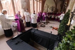 Dompropst Weihbischof Ulrich Bomm leitete die Beisetzung von Domkapitular em. Prälat Hartmut Wahl im Domkreuzgang. 