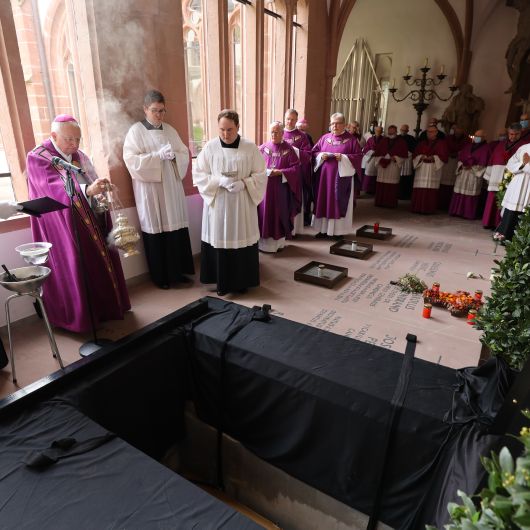 Dompropst Weihbischof Ulrich Bomm leitete die Beisetzung von Domkapitular em. Prälat Hartmut Wahl im Domkreuzgang. 