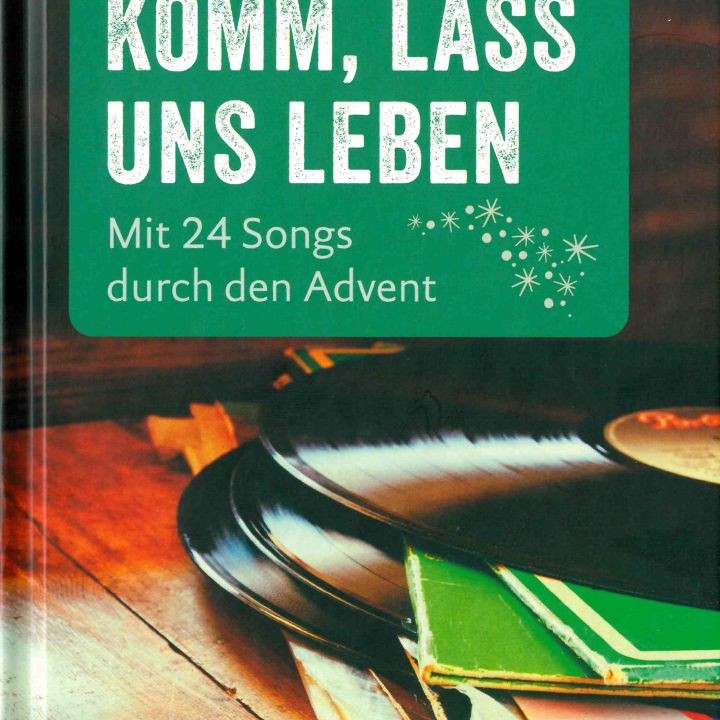 Unter dem Titel „Komm, lass uns leben“ blickt Manfred Müller in seinem Adventsbegleiter auf 24 Songs deutscher und internationaler Künstler.