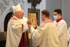 Bei einem Pontifikalgottesdienst am Samstag, 17. Oktober, hat Weihbischof Ulrich Boom (links) im Würzburger Kiliansdom Uwe Becker (rechts) zum Ständigen Diakon geweiht.