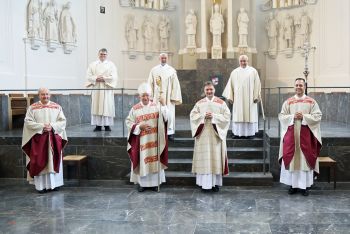 Bei einem Pontifikalgottesdienst am Samstag, 17. Oktober, hat Weihbischof Ulrich Boom (2. von links)) im Würzburger Kiliansdom Uwe Becker (2. von rechts) zum Ständigen Diakon geweiht.