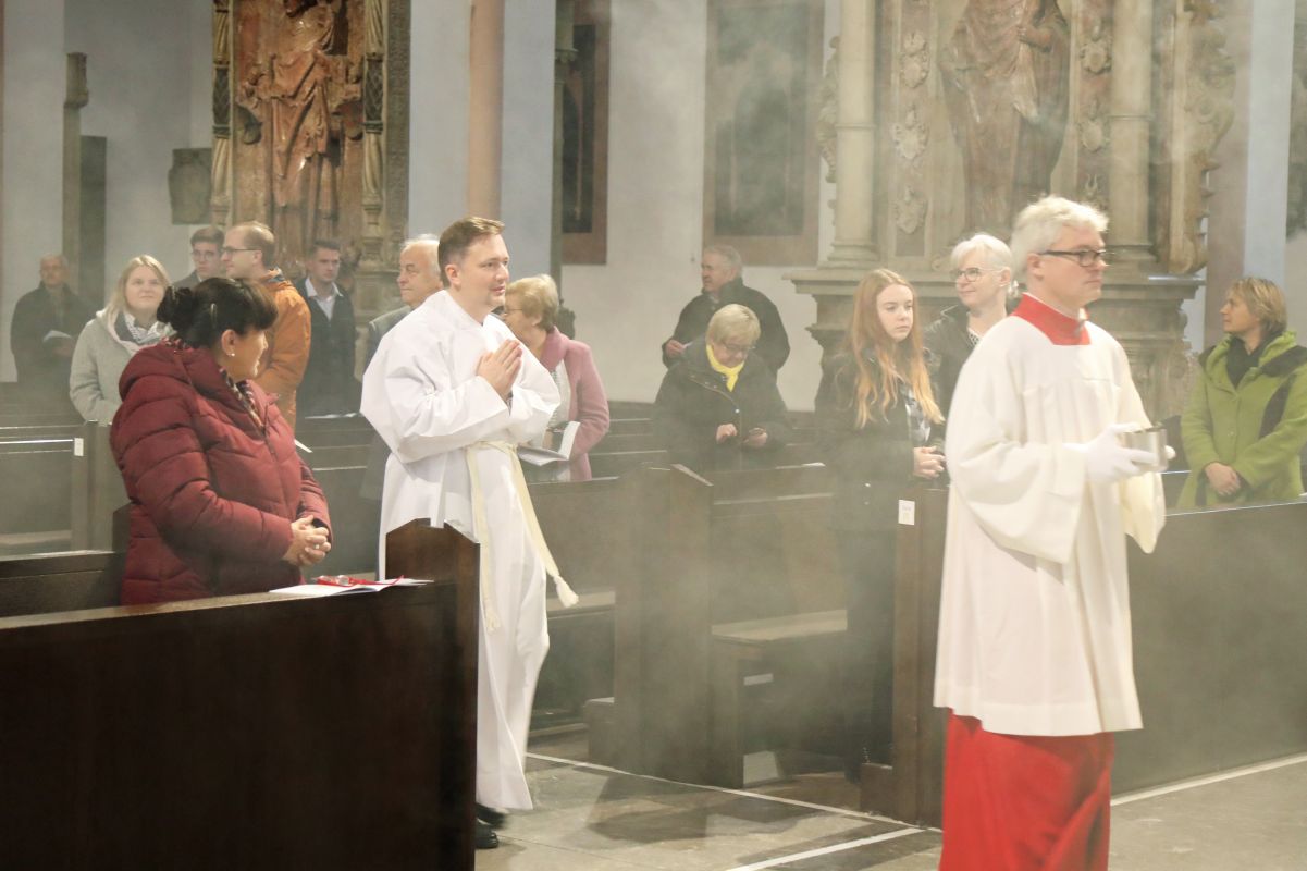Bei einem Pontifikalgottesdienst am Samstag, 17. Oktober, hat Weihbischof Ulrich Boom im Würzburger Kiliansdom Uwe Becker zum Ständigen Diakon geweiht.