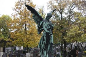 Der Friedhofsgang und das gemeinsame Gebet für die Verstorbenen gehören für viele Gläubige fest zu Allerheiligen.