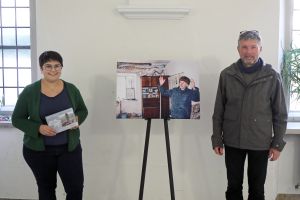 Christina Lömmer (BDKJ) und Alexander Sitter (Diözesanstelle Weltkirche) hoffen, dass die Ausstellung einen neuen Einblick in die Situation der Menschen in der Ukraine ermöglicht.
