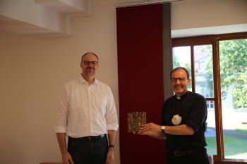 Pfarrer Thomas Menzel verabschiedet Pfarrer Paul Reder.