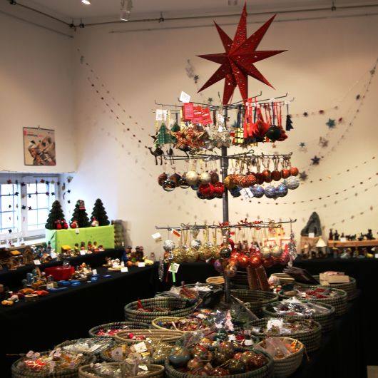Der Weihnachtsmarkt findet in der Galerie des Weltladens statt: Die Auswahl an Weihnachtsschmuck und Co. ist dort riesig.