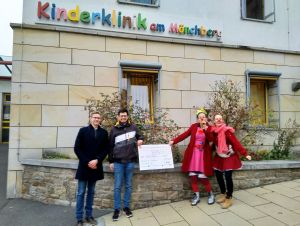 Die BDKJ-Regionalvorsitzenden Sönke Menke und Raphael Ehehalt zusammen mit den Klinikclowns Machnix und Pünktchen (von links) vor der Kinderklinik des Missionsärztlichen Instituts Würzburg.