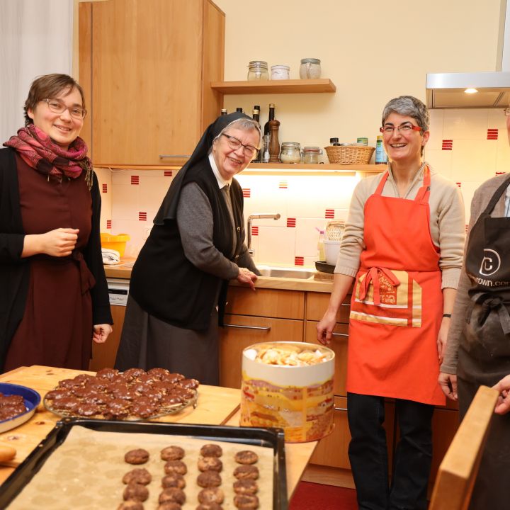 Die vier Frauen von der Weihnachtsbäckerei (von links): Sophie Schimmerohns, Schwester Gerwigis Brosig, Schwester Beate Krug und Schwester Juliana Seelmann.