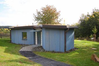 Jugendhaus und Schullandheim Thüringer Hütte in Hausen, Landkreis Rhön-Grabfeld: das (Ab-)Wasserhaus, gestrichen in der Symbolfarbe Blau.