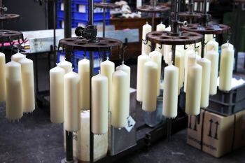 Die Kerzen werden nach dem Überziehen mit dem Kerzenmantel aufgehängt, damit die Oberfläche gleichmäßig bleibt.