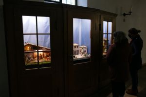 Menschwerdung im Beichtstuhl: Die Aschaffenburger Krippenfreunde haben eine kleine Ausstellung in den Beichtstühlen der Sankt-Agatha-Kirche organisiert.