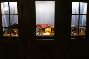 Menschwerdung im Beichtstuhl: Die Aschaffenburger Krippenfreunde haben eine kleine Ausstellung in den Beichtstühlen der Sankt-Agatha-Kirche organisiert.