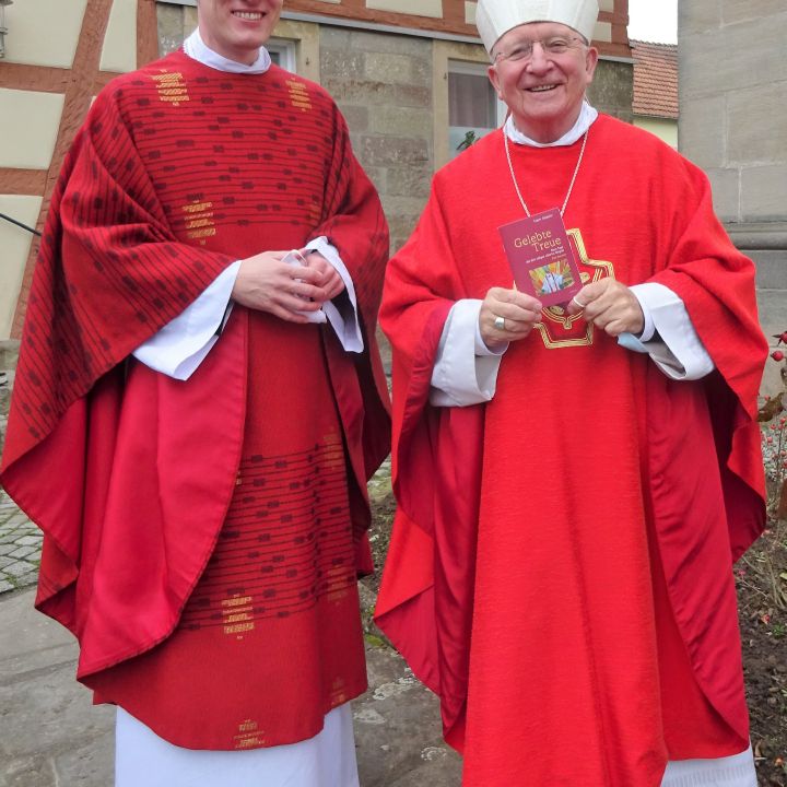 Aus den Händen von Pfarrer Dr. Eugen Daigeler (links) nimmt Weihbischof Ulrich Boom das erste Exemplar des neuen Büchleins über den seligen Liborius Wagner entgegen.