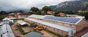 Eine große Solaranlage auf dem Dach des Krankenhauses trägt seit Juni zur Stromversorgung bei.