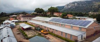 Eine große Solaranlage auf dem Dach des Krankenhauses trägt seit Juni zur Stromversorgung bei.