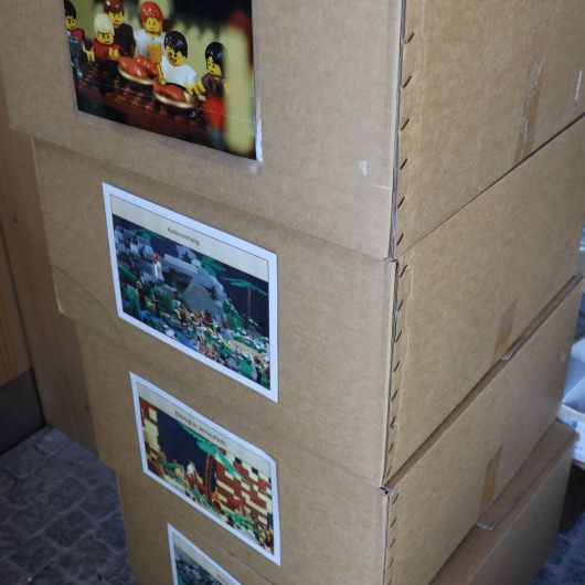 Ordentlich verpackt und beschriftet: die biblischen Legoszenen in den Transportkartons.