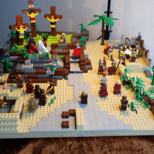 Ein anderer Zugang zur Ostergeschichte: die Kreuzigung Jesu, dargestellt mit Lego-Figuren.