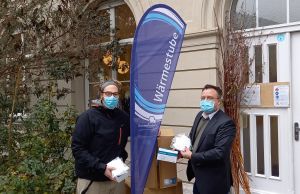 Christian Urban (links), Leiter der Würzburger Wärmestube, nahm die Spende aus den Händen von Thomas Arnold, Marketingleiter der SOMNOmedics GmbH, entgegen.