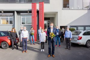 Betriebsleiter und Mitarbeiter der Geschäftsstelle begrüßen Christoph Vogel (vorne mit Blumenstrauß) als neuen Geschäftsführer der Vinzenz Werke.