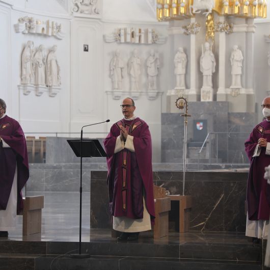 Bischof Dr. Franz Jung feierte am Samstag, 27. Februar, einen Gottesdienst zum Gedenken an die Opfer der Corona-Pandemie im Würzburger Kiliansdom. Die Feier wurde live im Internet übertragen. 