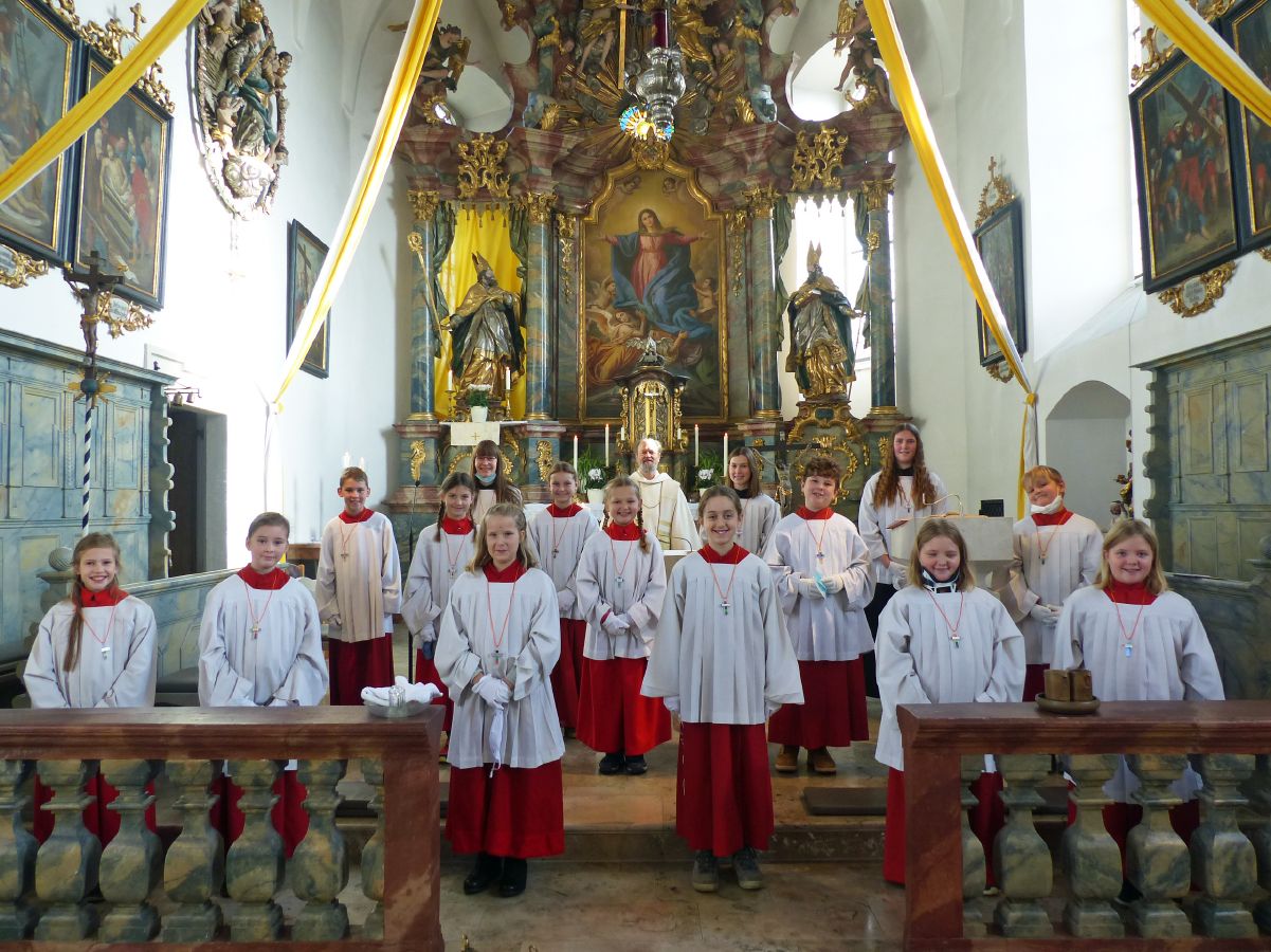 "Ich wollte dem Pfarrer bei seiner Arbeit helfen": In der Pfarrei Sankt Martin in Merkershausen wurden alle zwölf Kommunionkinder als Ministrantinnen und Ministranten aufgenommen.