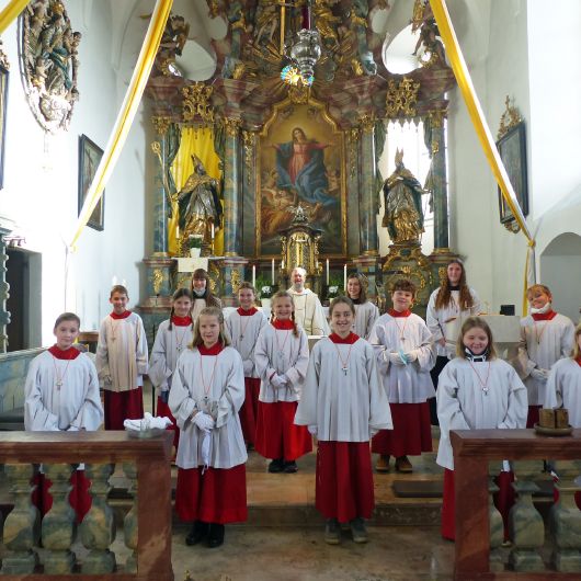 "Ich wollte dem Pfarrer bei seiner Arbeit helfen": In der Pfarrei Sankt Martin in Merkershausen wurden alle zwölf Kommunionkinder als Ministrantinnen und Ministranten aufgenommen.