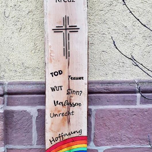 Jesus stirbt am Kreuz, doch der Regenbogen am Fuß der Station weist auf die Hoffnung hin.  