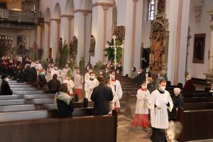 Mit einem Pontifikalgottesdienst im Würzburger Kiliansdom hat Bischof Dr. Franz Jung am Sonntag, 28. März, die Heilige Woche im Bistum Würzburg eröffnet.