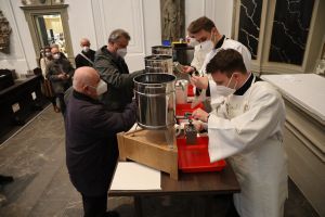 Nach dem Gottesdienst erhielten Vertreter der 19 Dekanate und der Stadtpfarrei Schweinfurt die Öle, die in den folgenden Tagen in die Gemeinden der Diözese gebracht werden. 